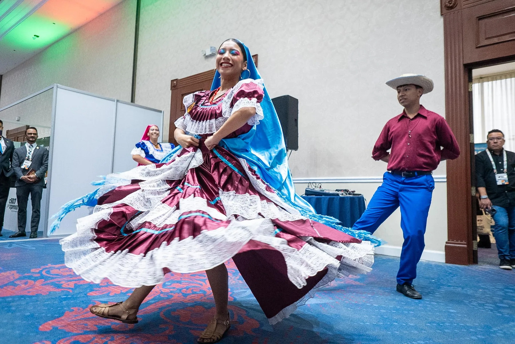 Baile folklórico durante la actividad cultural de Expo Logística 2025.