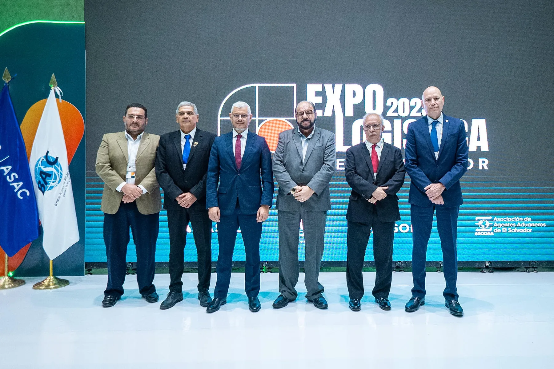 Autoridades y representantes gremiales durante la apertura de Expo Logística 2025.