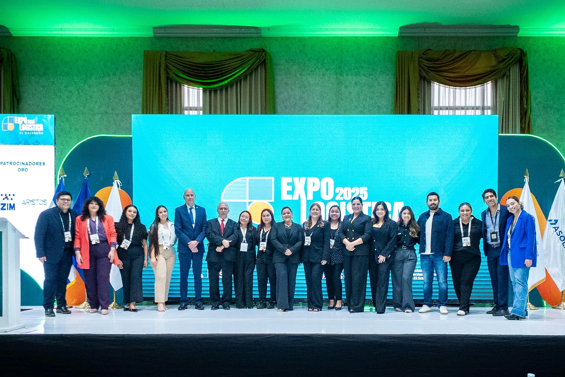 Equipo y participantes frente al escenario principal de Expo Logística 2025.