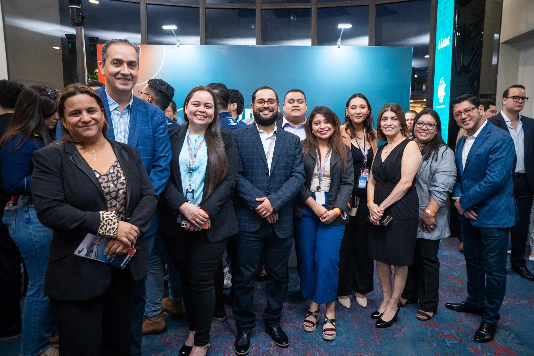 Asistentes en el piso de exhibición de Expo Logística 2025.