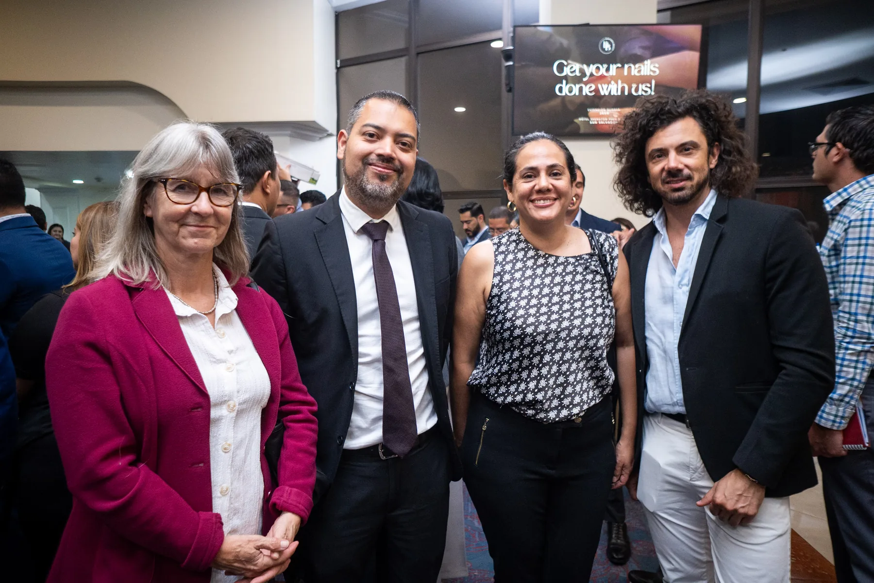 Representantes del sector logístico conversando durante Expo Logística 2025.